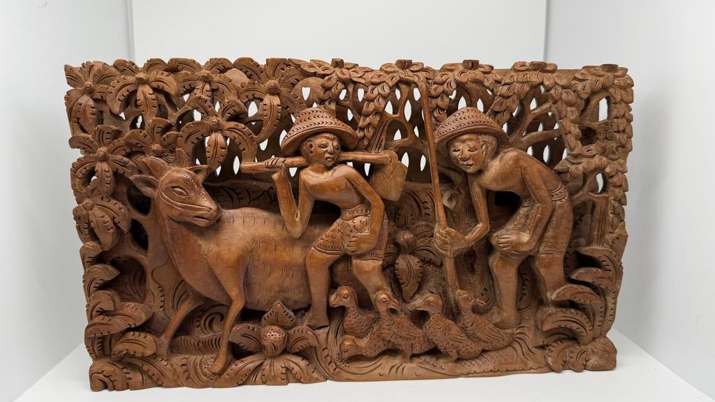 Houten wanddecoratie met figuren en dieren, Verzenden