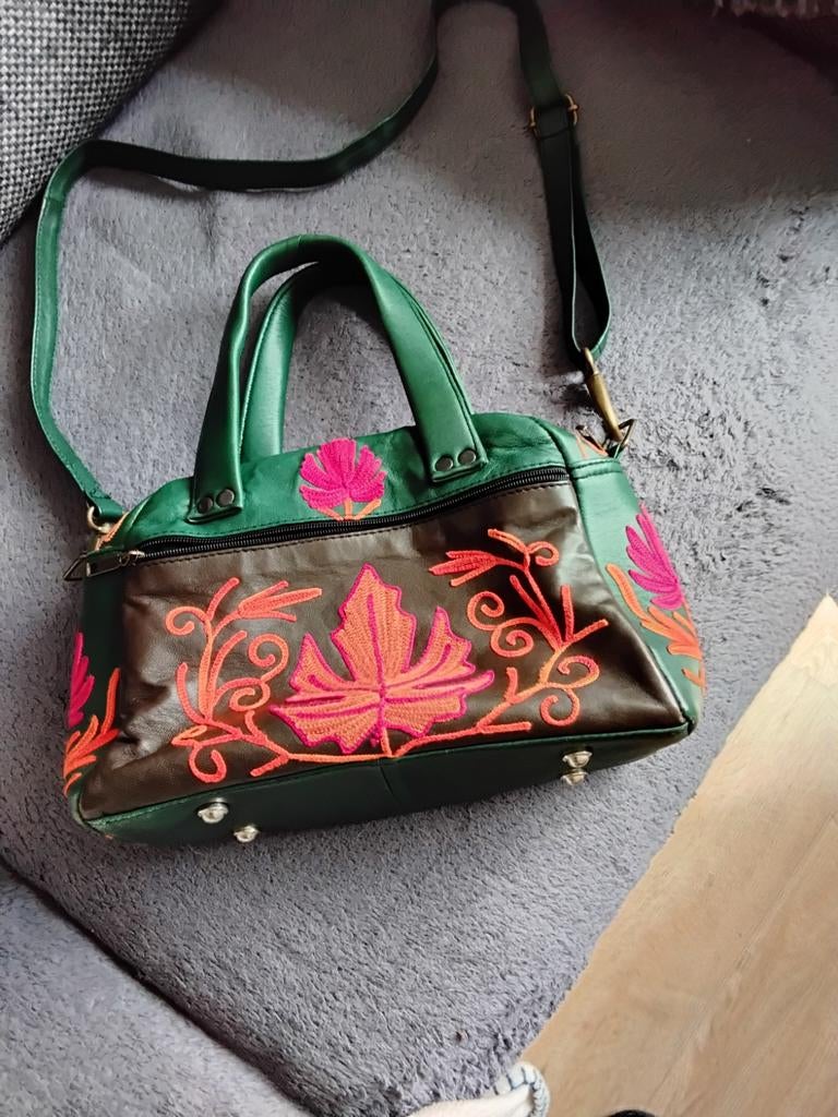 Dameshand /schoudertas kleurgroen  met oranjeen rode bloemen, Sieraden, Tassen en Uiterlijk, Tassen | Damestassen, Ophalen of Verzenden