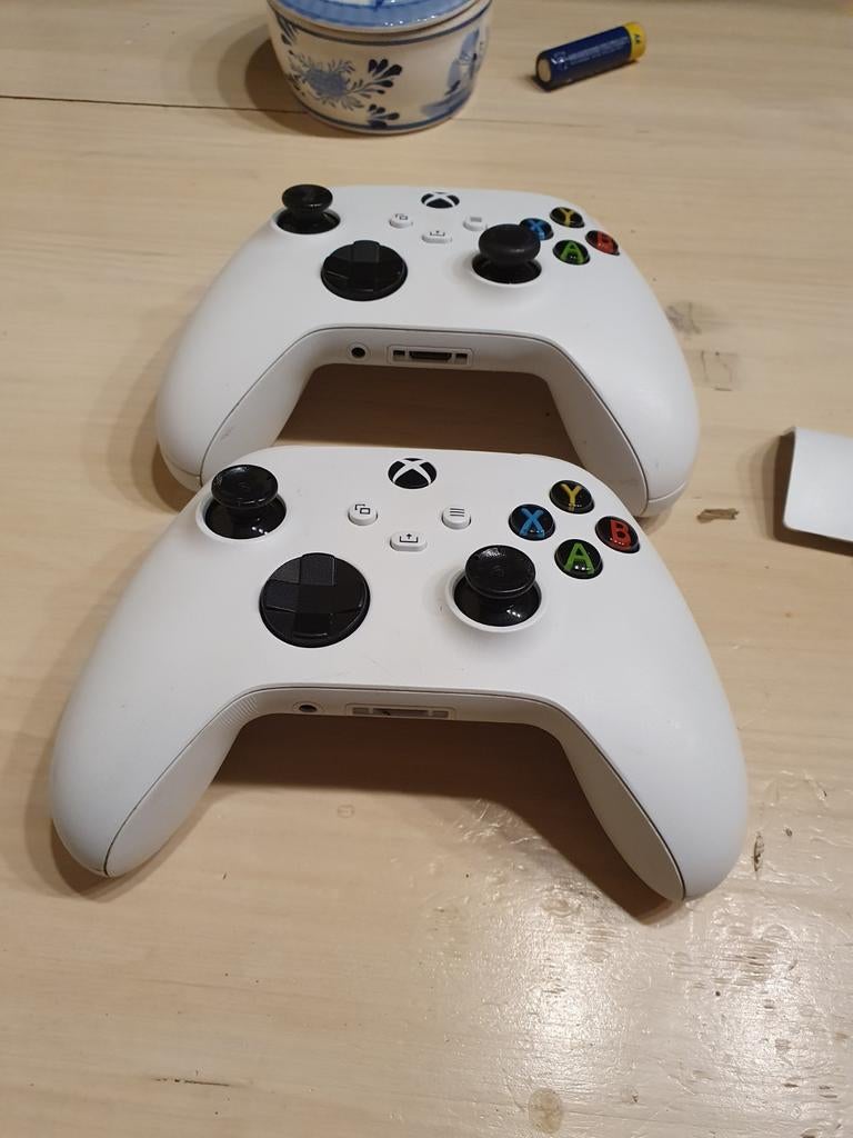 Twee witte Xbox Wireless Controllers, Spelcomputers en Games, Spelcomputers | Xbox | Accessoires, Ophalen, Xbox Series X, Zo goed als nieuw