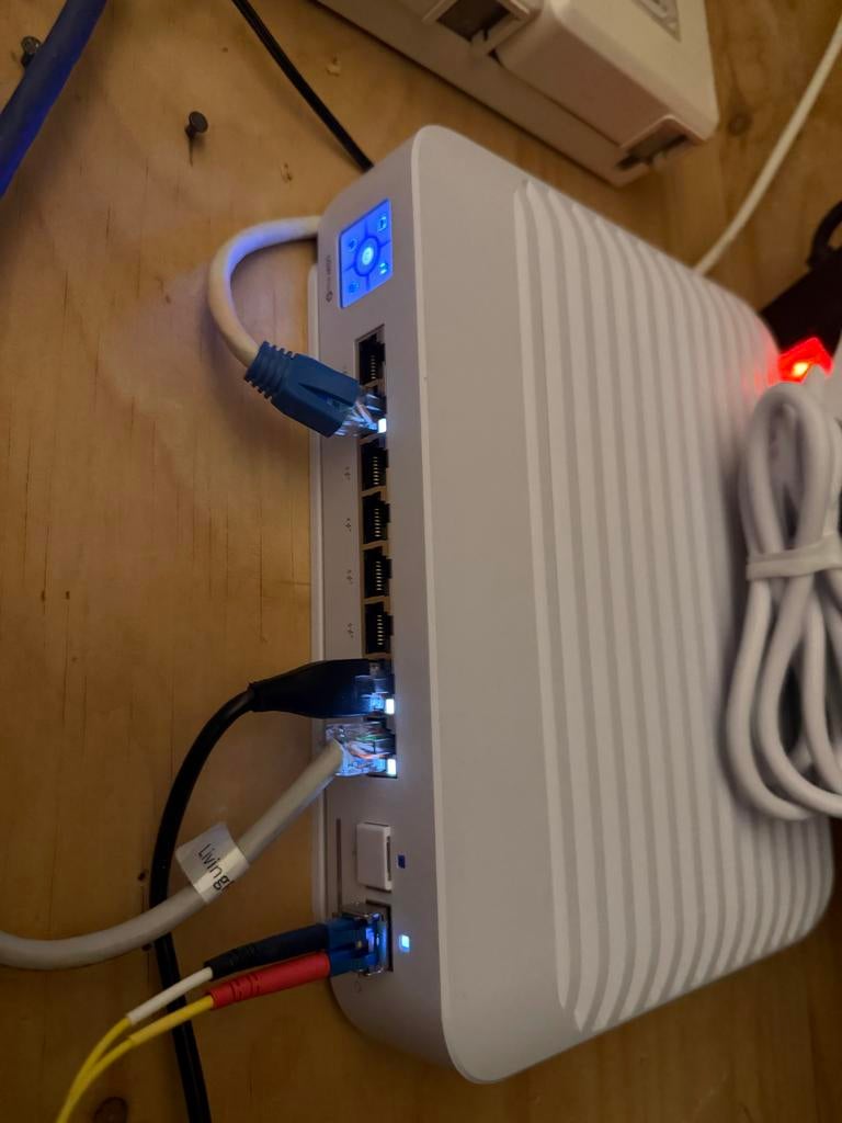 Ubiquiti UniFi USW-Pro-8-POE, Ophalen of Verzenden, Gebruikt, Router