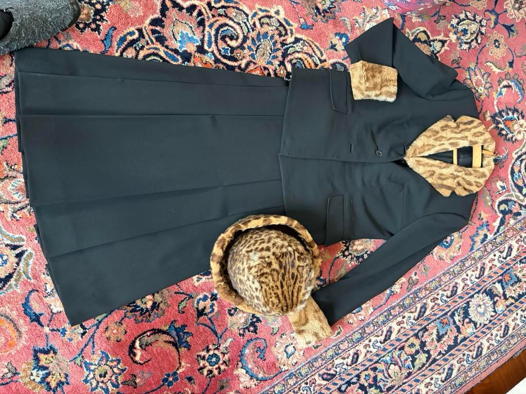 Zwart mantelpak van kleermaker + ocelot.Evt met ocelot hoed, Ophalen of Verzenden, Zo goed als nieuw, Maat 38/40 (M), Zwart