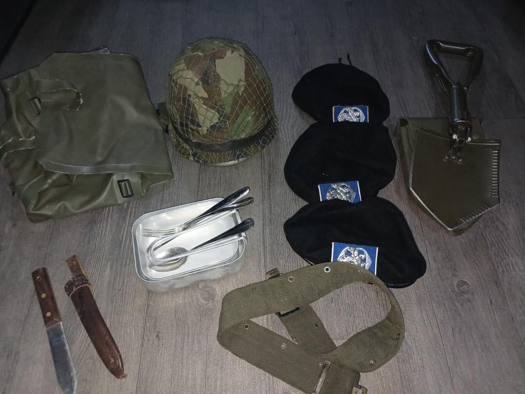 Militaire spullen: helm, baretten, schep, bestek, riem, Verzamelen, Ophalen of Verzenden
