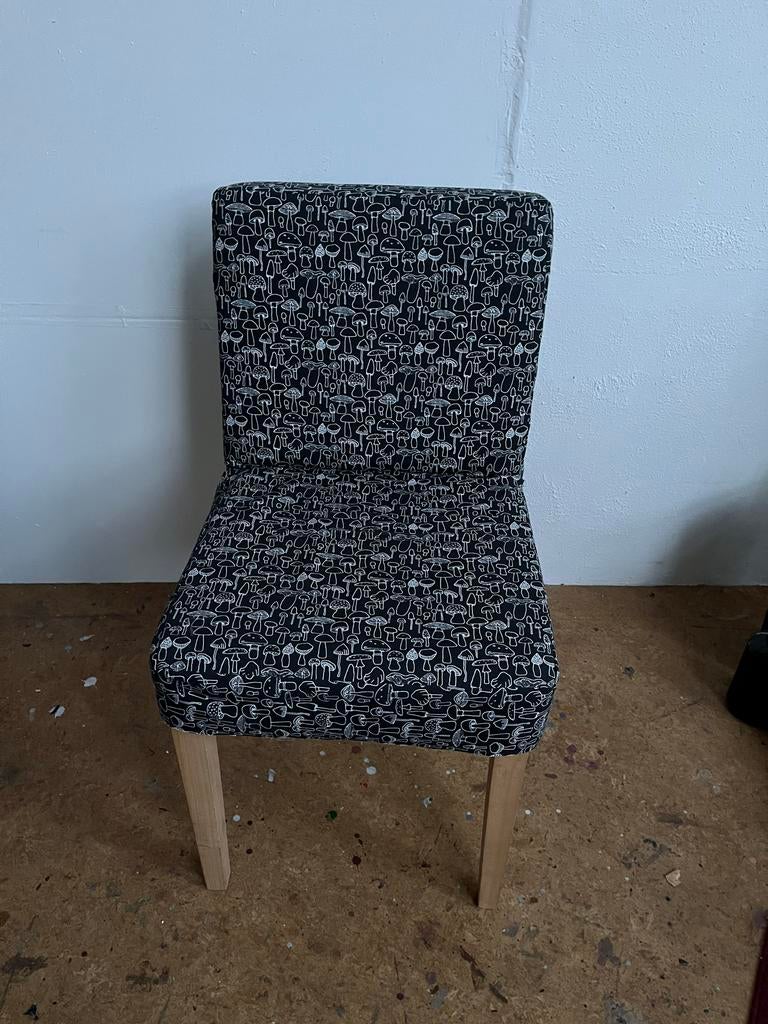 Geinige paddenstoel stoel - gratis af te halen, Ophalen, Gebruikt, Zwart, Eén