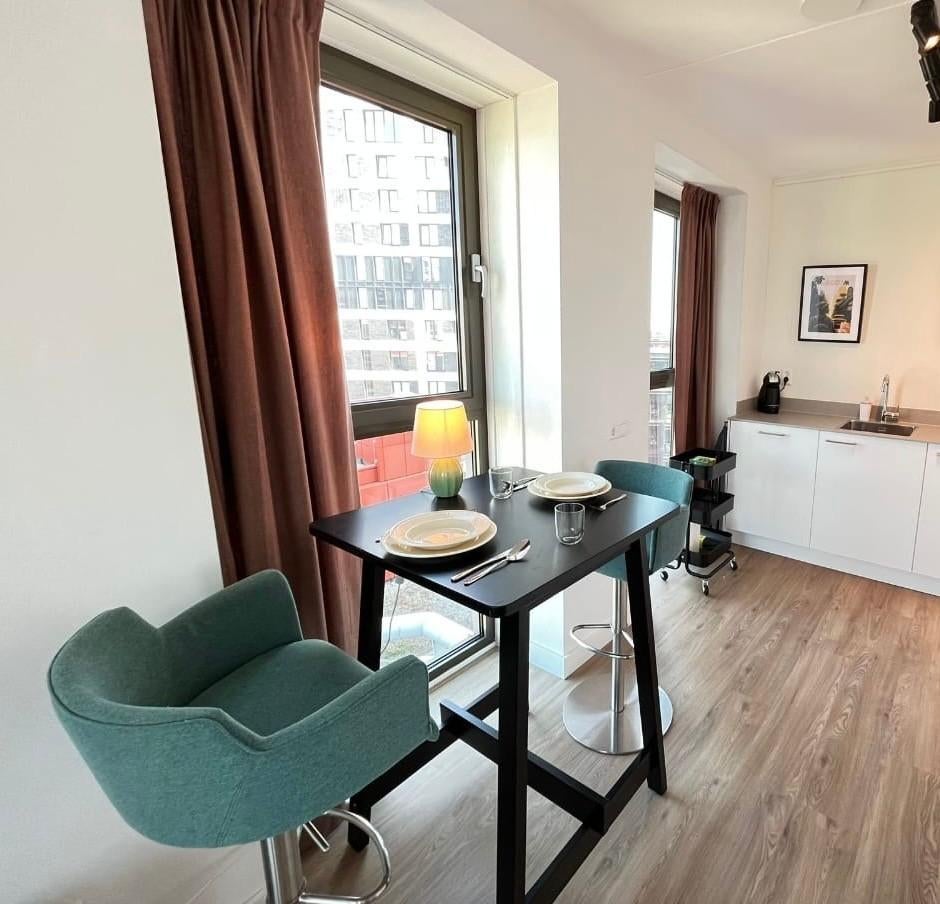 IKEA TOMMARYD Bar Table - Anthracite (130x70 cm) - Like New, Ophalen, Zo goed als nieuw, Inclusief barstoelen