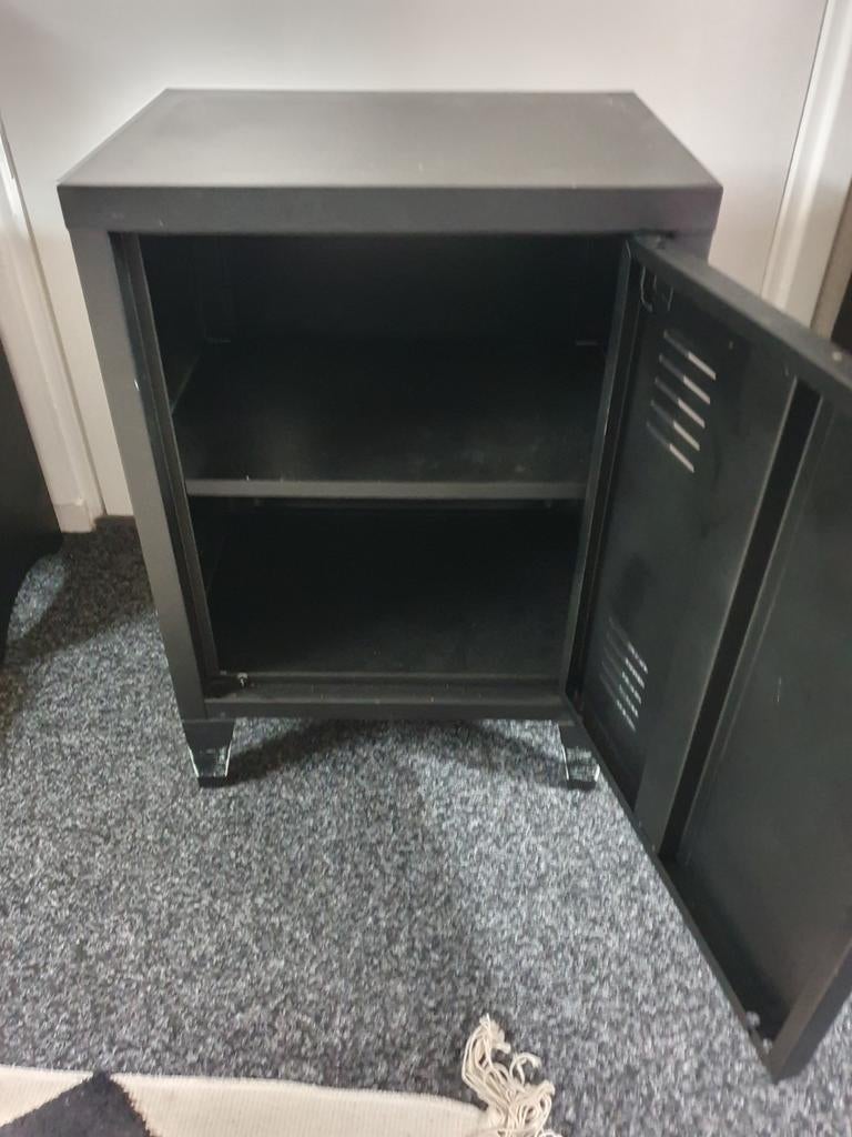 Zwart metalen nachtkastje/opbergkastje met rooster, Ophalen, Gebruikt, Industrieel