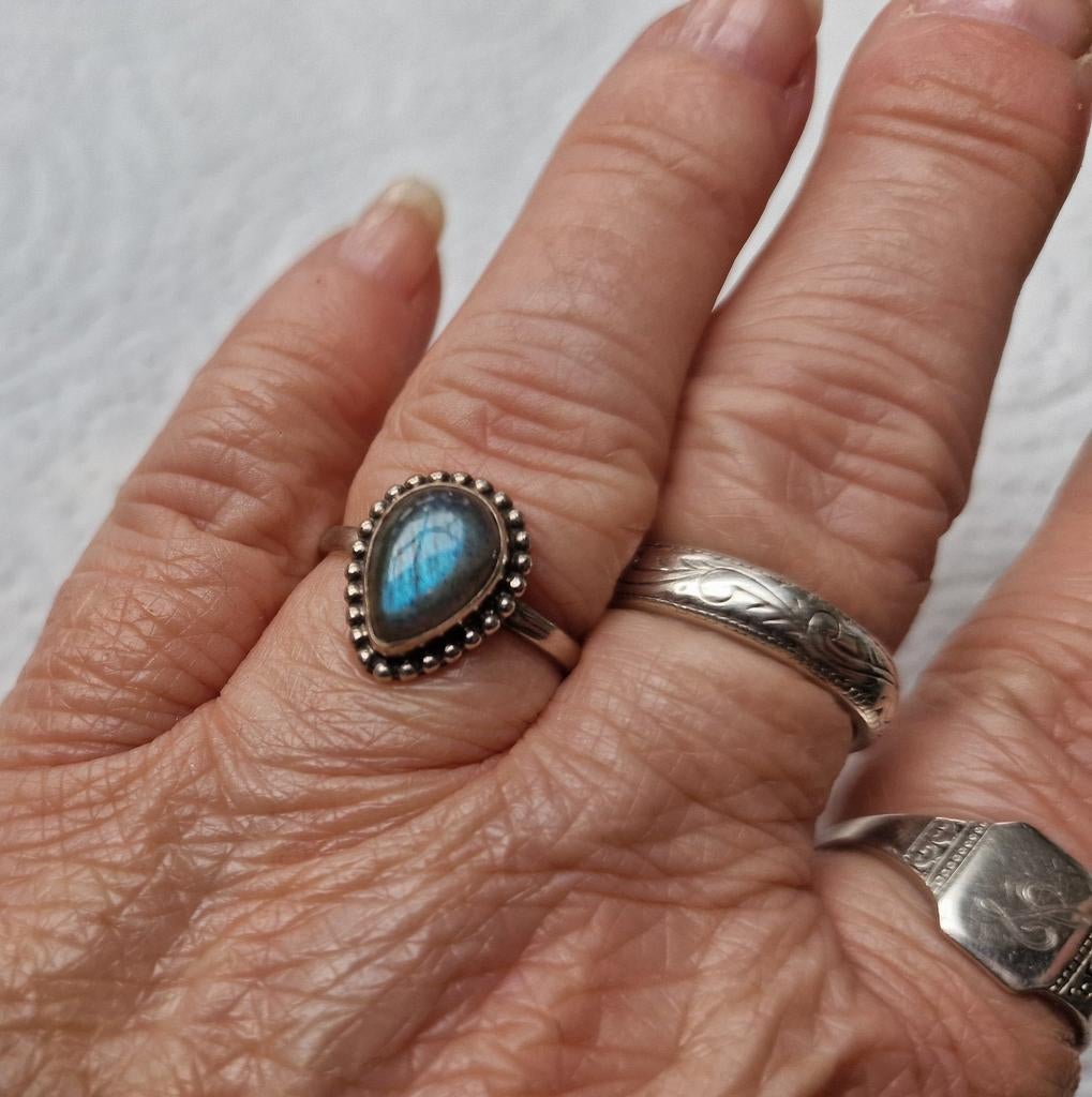 Zilveren ring met labradoriet edelsteen, Nieuw, Ophalen of Verzenden, 17 tot 18, Dame