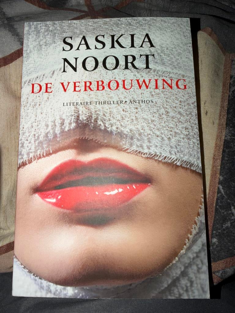 NK1.  Saskia Noort - De verbouwing, Boeken, Thrillers, Zo goed als nieuw, Nederland, Ophalen of Verzenden