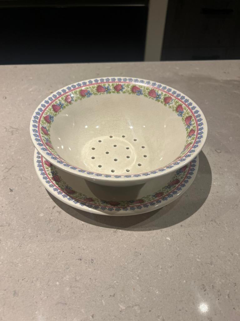 Aardewerken vergiet en schaal met aardbeienpatroon, Gebruikt, Schaal, Rond, Ophalen of Verzenden