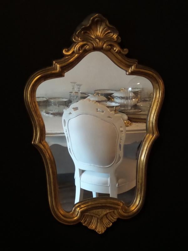 Sierlijke spiegel met kuif en heeft een houten goude lijst, Ophalen, Overige vormen, Minder dan 50 cm