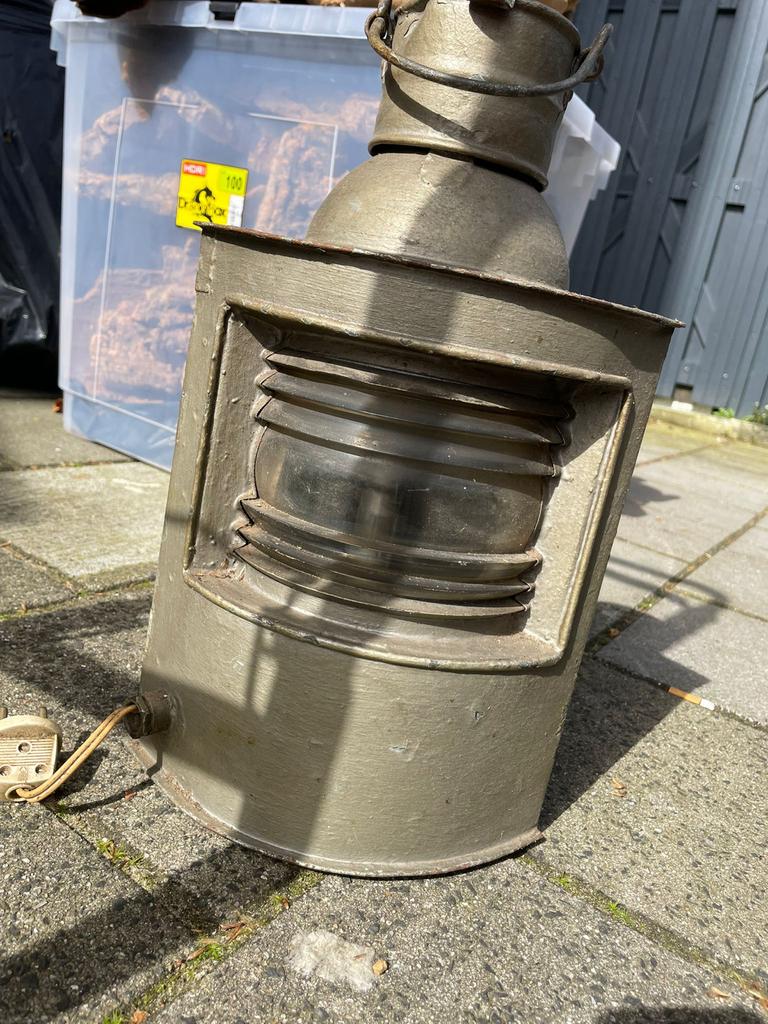 Antieke metalen scheepslamp, Ophalen