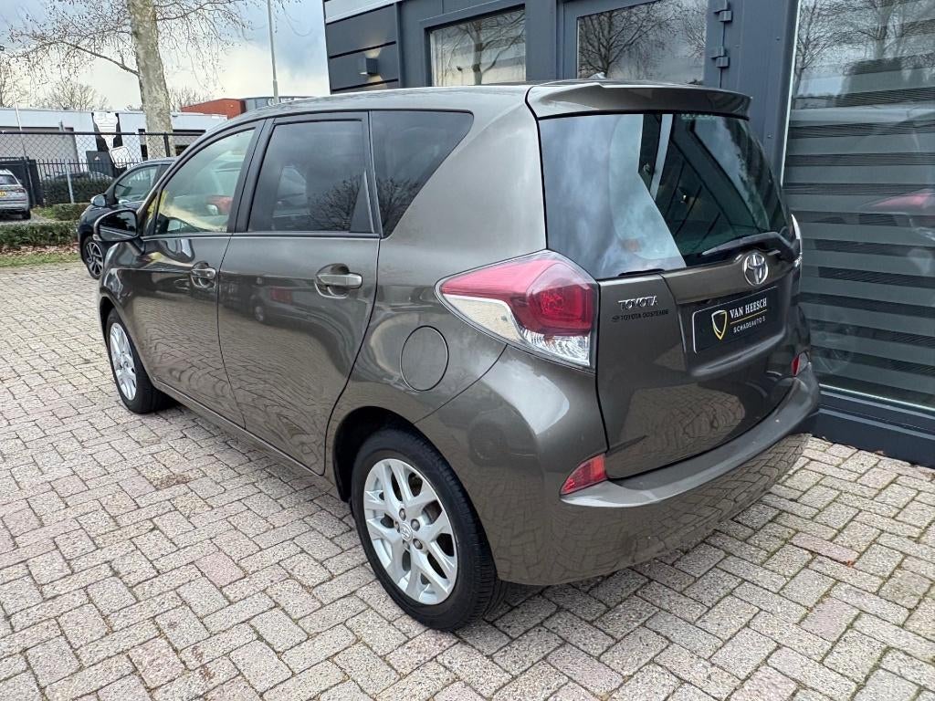 Toyota Verso-S 1.3 Dynamic | Navi Panoramadak Camera | 2015, Ophalen, Bruin, 1329 cc, Handgeschakeld