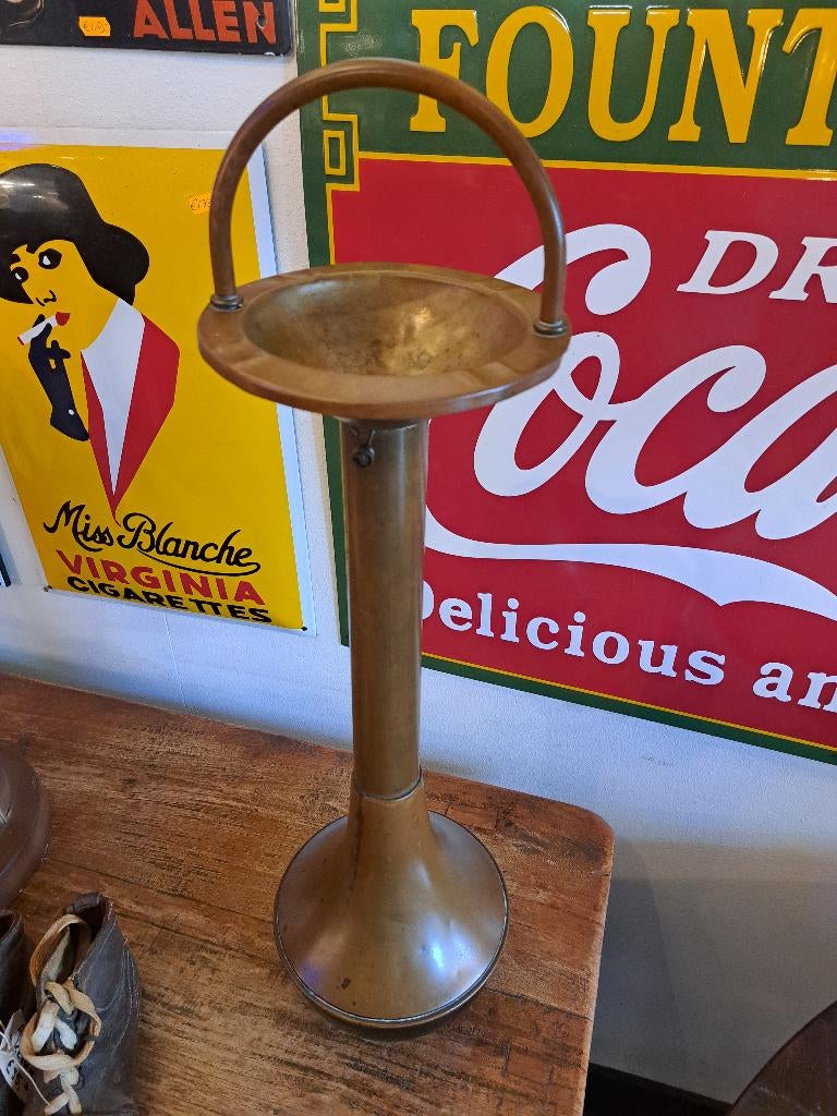 Staande asbak echt antiek geheel van koper en in goede staat, Ophalen