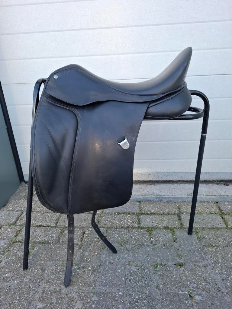 Bates dressage 18, Dieren en Toebehoren, Paarden en Pony's | Zadels, Dressuur, Ophalen of Verzenden, Zo goed als nieuw
