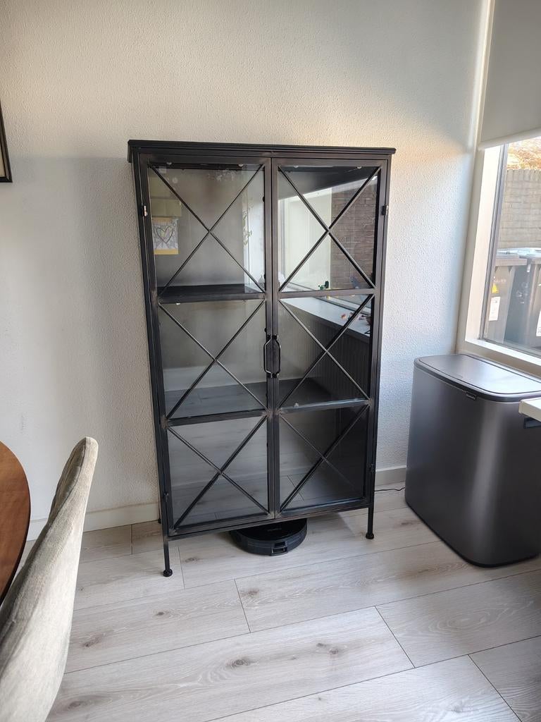 Riverdale Metalen Vitrinekast met Glazen Deuren, Huis en Inrichting, Kasten | Vitrinekasten, Ophalen, Gebruikt, Met deur(en), 100 tot 150 cm