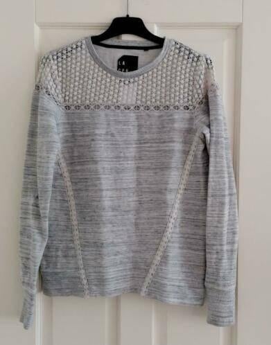 Superdry licht grijs gemêleerde trui + ecru broderie S 34738, Maat 38/40 (M), Superdry, ., Ophalen of Verzenden