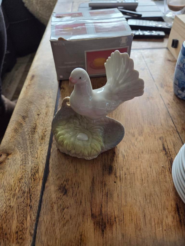 Wit beeldje van een duif op een nest, Ophalen of Verzenden