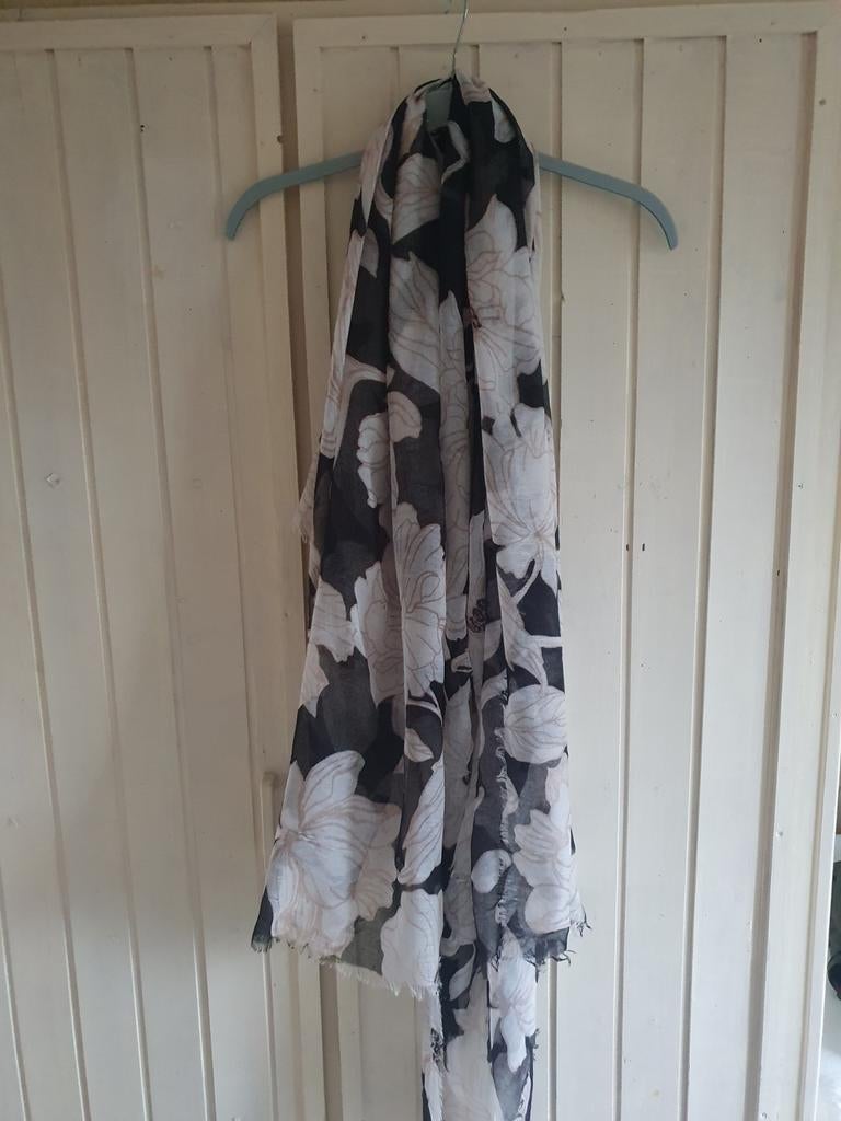 Sjaal met bloemen print h&m zwart wit gebloemd, H&M, Ophalen of Verzenden, Nieuw, Sjaal