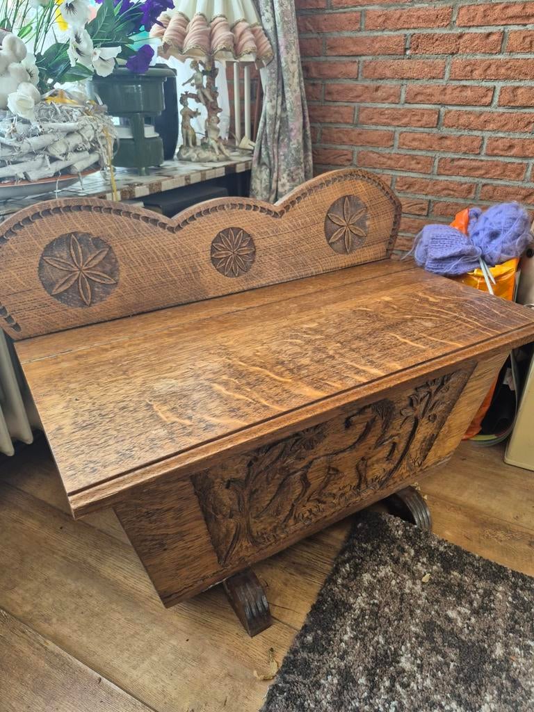 Oude houten dekenkist met houtsnijwerk, Ophalen