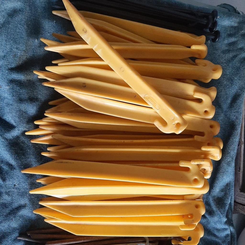 Haringen voor tent of zeil, 47 gele en 6 zwarte, Ophalen of Verzenden, Zo goed als nieuw