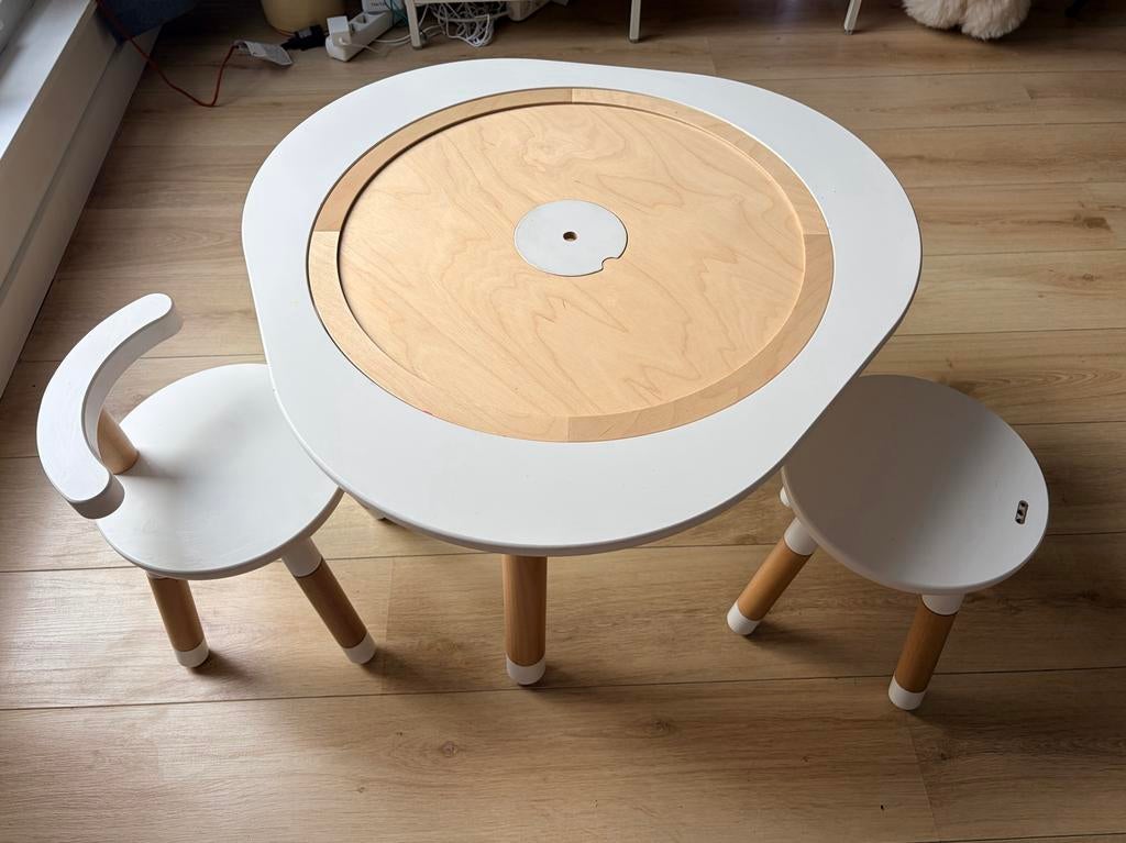 Stokke MuTable speeltafel met 2 stoeltjes, Kinderen en Baby's, Kinderkamer | Tafels en Stoelen, Gebruikt, Tafel(s) en Stoel(en)
