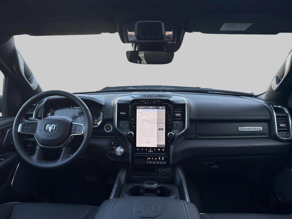 Dodge Ram 1500 Laramie Night Edition Modeljaar "24 | BOMVOL!, Auto's, Automaat, 3500 kg, Gebruikt, 5654 cc