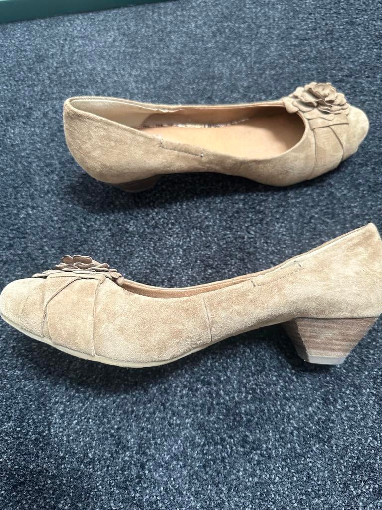 Suede schoenen maat 39 met mooi design, Ophalen of Verzenden, Gedragen, Beige, Schoenen met lage hakken