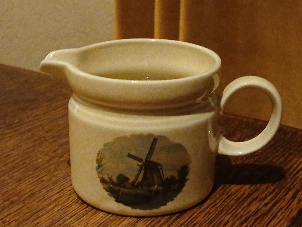 ROYAL SCHWABAP KOFFIEMELKKANNETJE HANDBESCHILDERD.1984.., Ophalen of Verzenden, Zo goed als nieuw, Porselein