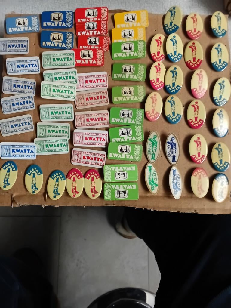 Diverse metalen Kwatta chocolade speldjes, Verzamelen, Ophalen of Verzenden, Gebruikt, Merk