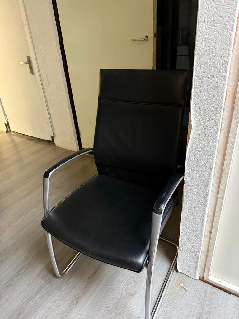 4 stoelen van leer en metalen details, Ophalen of Verzenden, Zo goed als nieuw, Zwart, Leer