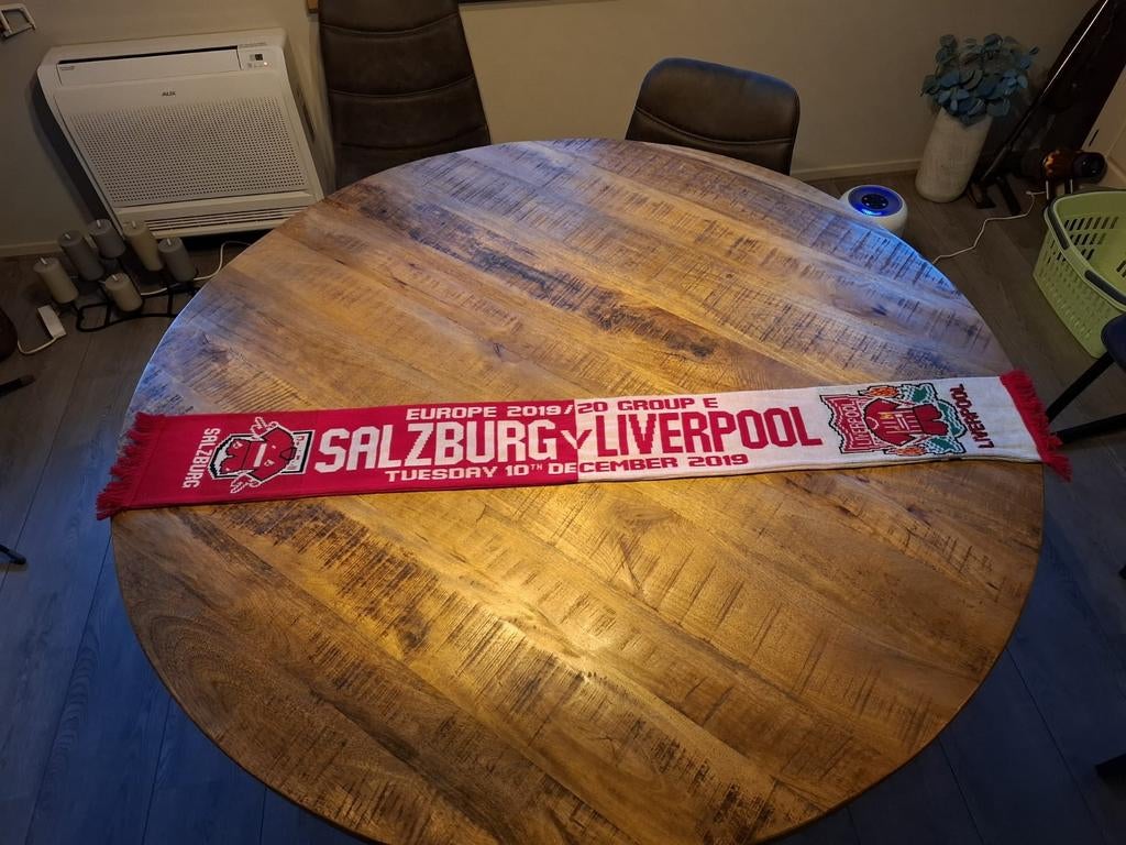 Liverpool - Salzburg Sjaal, Verzamelen, Sportartikelen en Voetbal, Ophalen of Verzenden, Zo goed als nieuw, Liverpool FC, Customerrelations@liverpoolfc.com