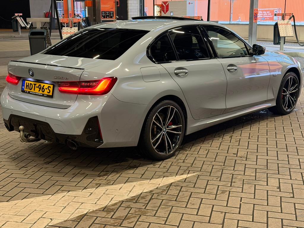 BMW 3-Serie 330e 292pk Aut 2023 Grijs schade voor koplamp, 1998 cc, Achterwielaandrijving, 4 cilinders, Sedan