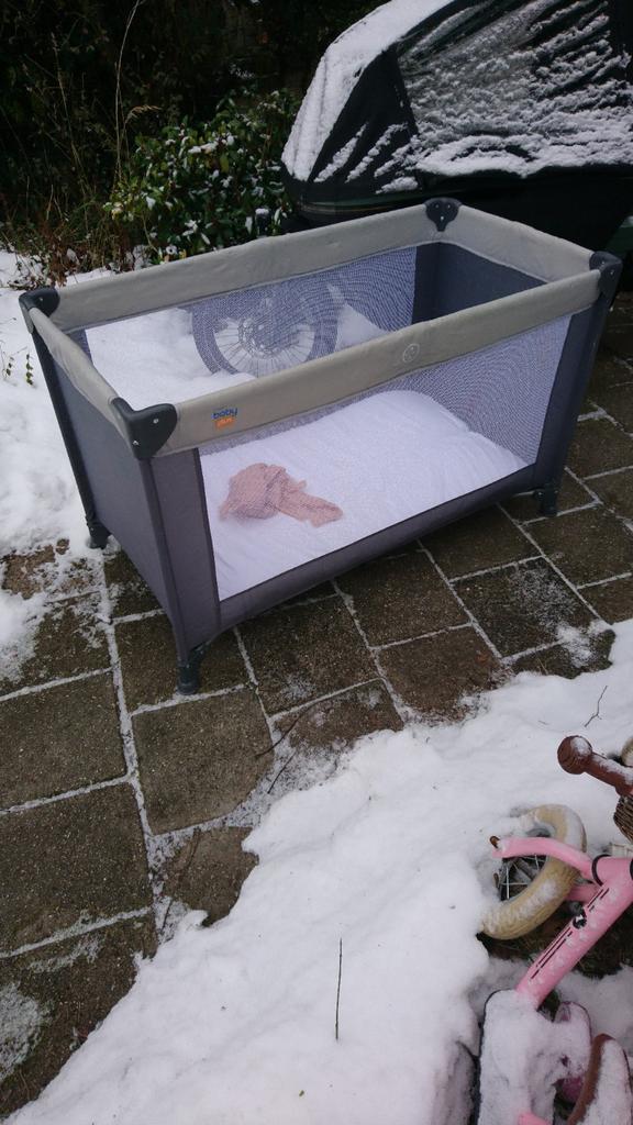 Compact campingbedje met verwarmd matras 60x120, Ophalen, Zo goed als nieuw, Reisbedje