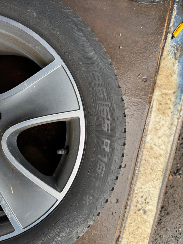 Renault Clio Winterbanden + originele renault velgen, Ophalen, Gebruikt, 16 inch, Banden en Velgen