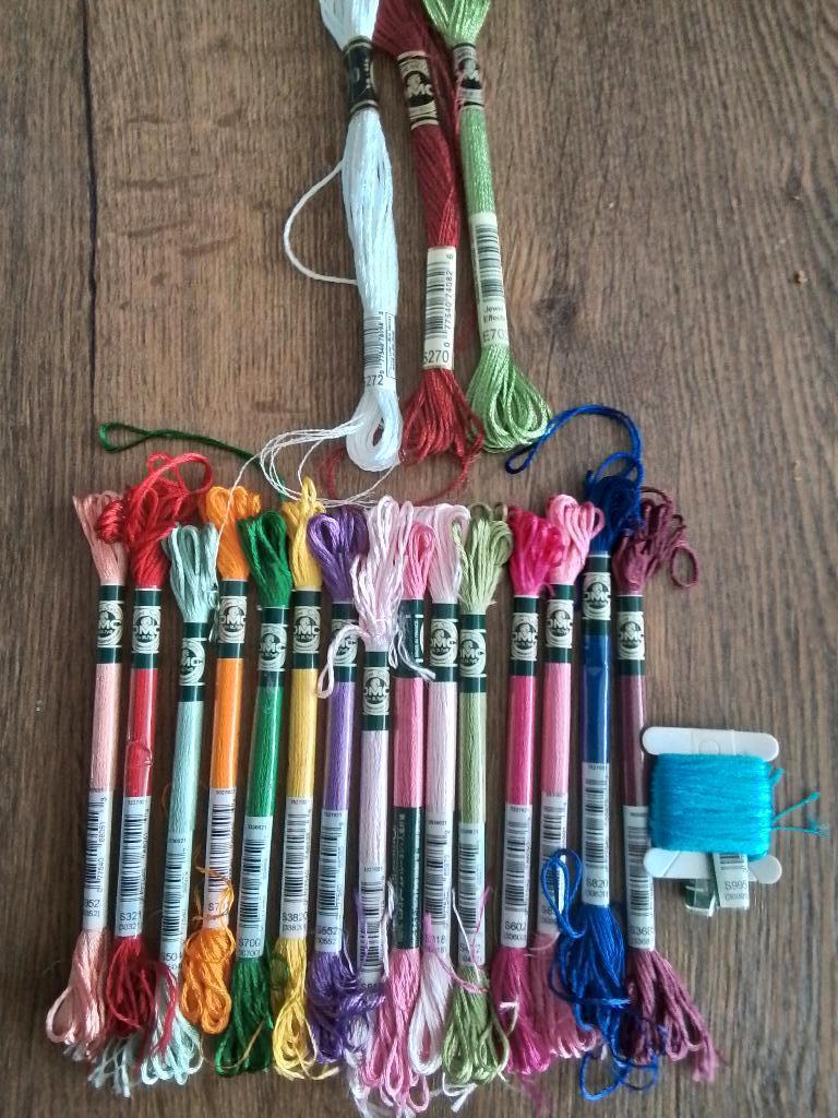 15 strengetjes dmc S nummers en 4 andere dmc, Ophalen of Verzenden, Nieuw, Handborduren, Borduurgaren of Zijde