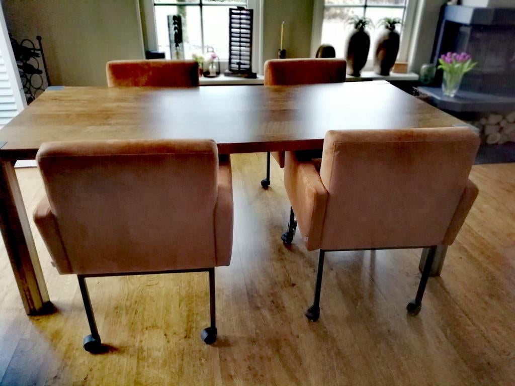 Eettafel plus 4 stoelen van 6 jsar oud, Ophalen, Kunststof, Gebruikt, 50 tot 100 cm