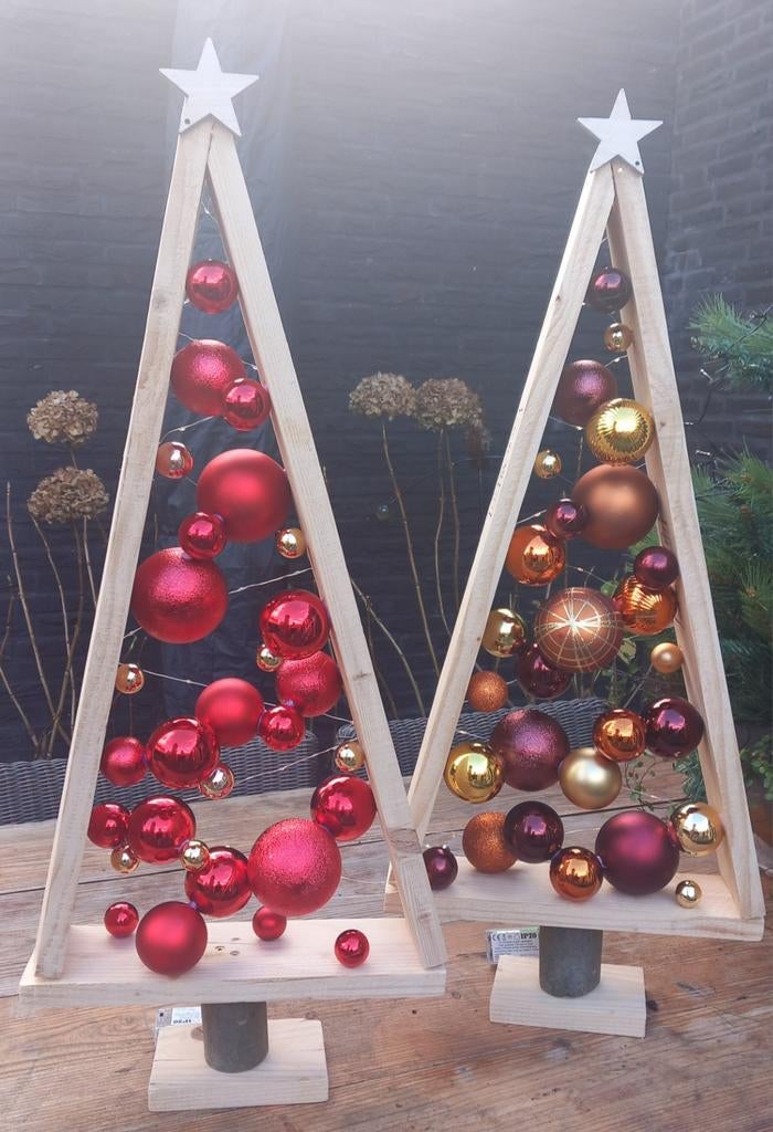 Leuke houten kesrtboom  met ballen en lampjes. H38cm B35cm, Ophalen