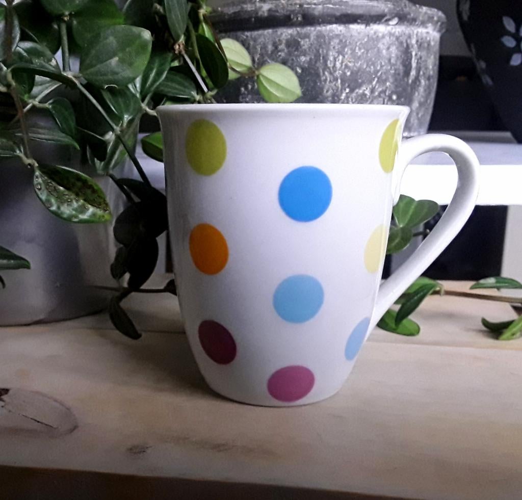 Mok - beker - polkadots - dots - stippen, Keramiek, Ophalen of Verzenden, Zo goed als nieuw, Overige stijlen