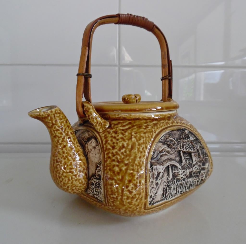 Oosterse theepot van porselein, Chinees / Japans, Antiek en Kunst, Antiek | Porselein, Ophalen of Verzenden