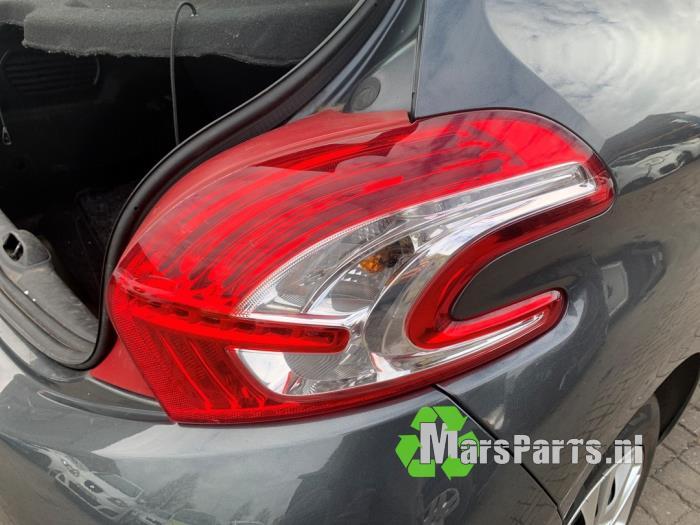 Achterlicht rechts van een Peugeot 208, Gebruikt, -, -, Ophalen of Verzenden