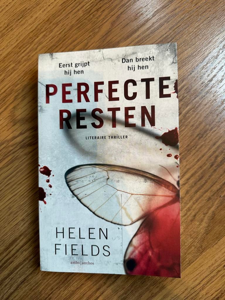 Perfecte Resten - Helen Fields, Ophalen of Verzenden, Nieuw