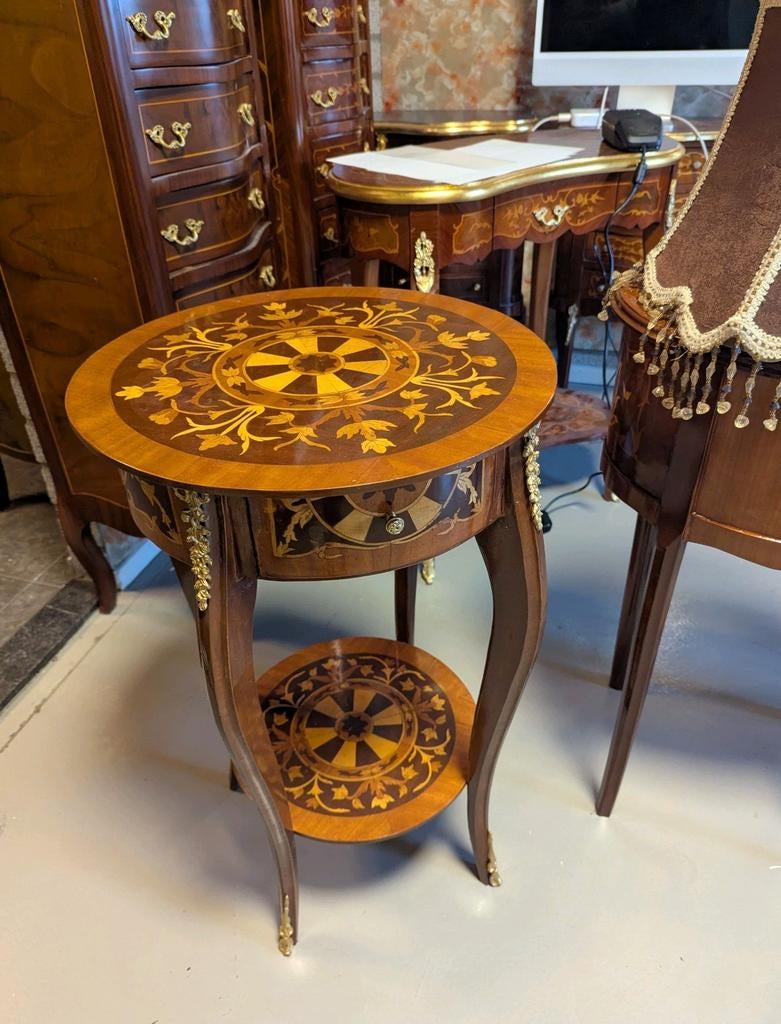 bijzettafel met marqueterie in perfecte staat, Ophalen