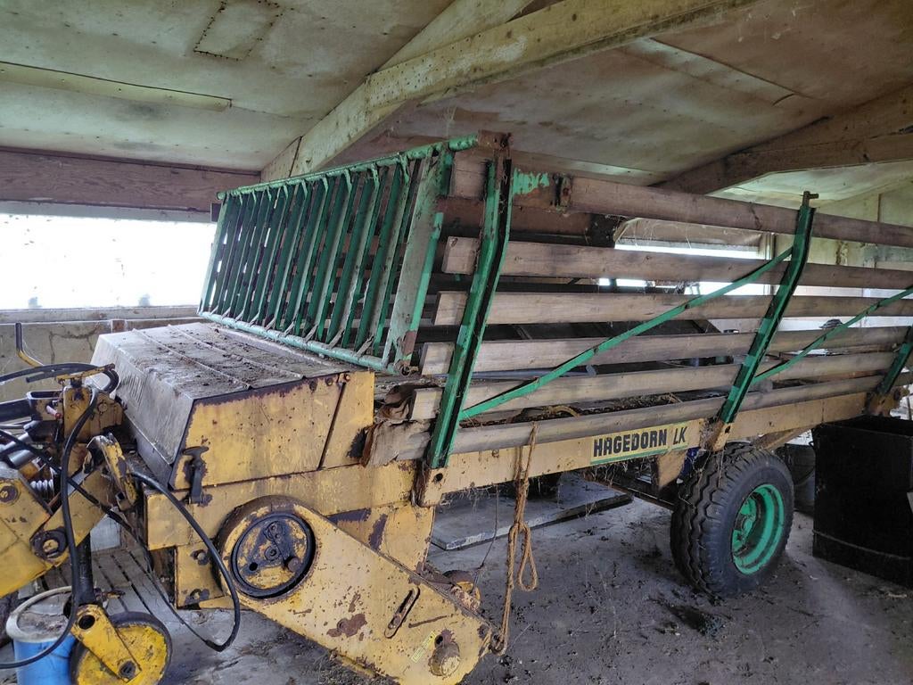 opraapwagen werkt met groothoekaftakas erbij, Zakelijke goederen, Ophalen, Weidebouw
