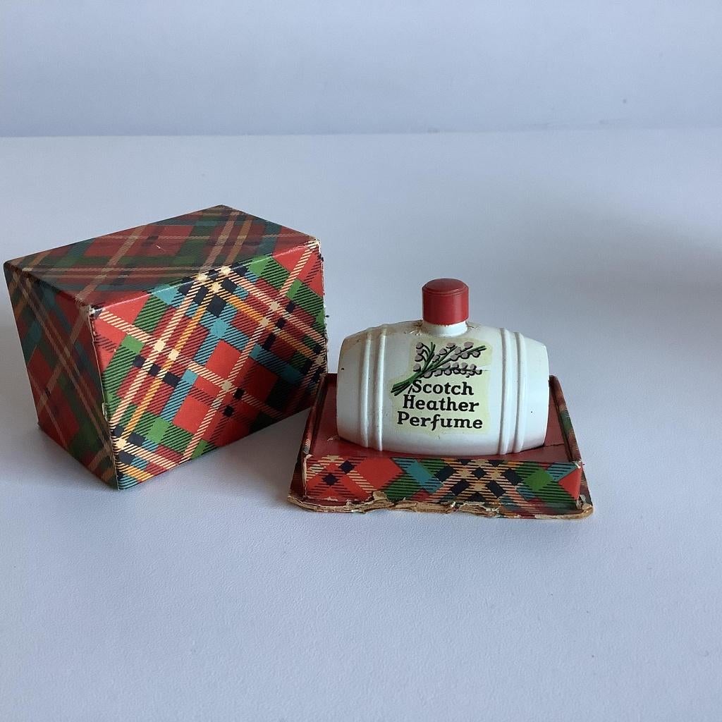 schattig oud parfumflesje uit 1967 met doosje, Ophalen of Verzenden, Zo goed als nieuw, Miniatuur, Gevuld