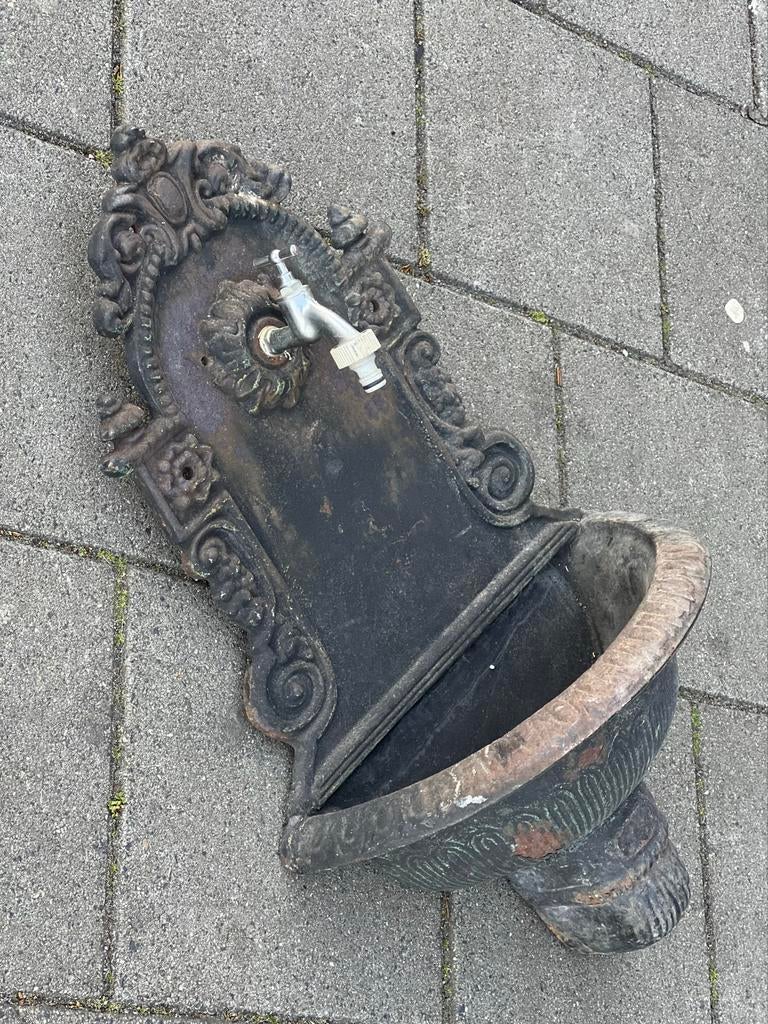 Antieke gietijzeren wandfontein met kraan, Ophalen of Verzenden, Gebruikt, Gietijzer, Fontein