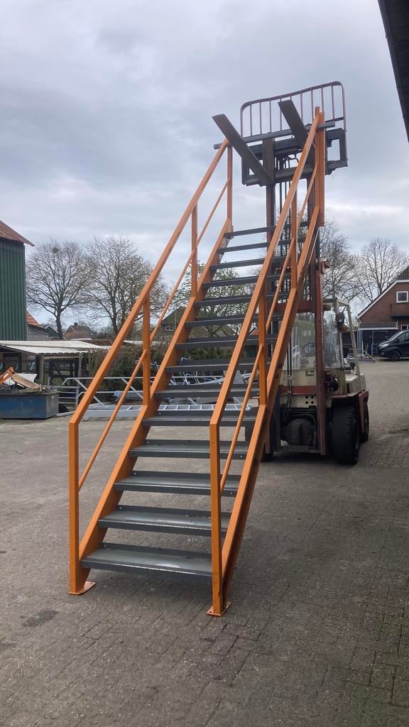 Stalen trap, Doe-het-zelf en Verbouw, Ladders en Trappen, Ophalen, Zo goed als nieuw, 2 tot 4 meter