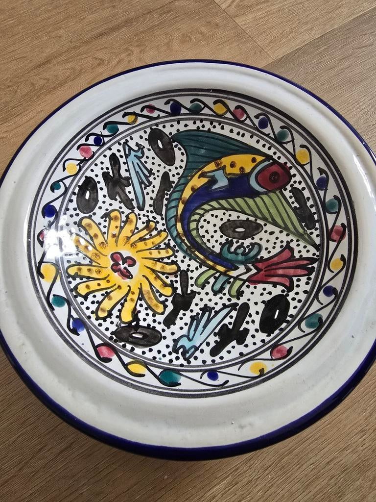 Decoratief aardewerk bord met kleurrijke vis en bloem, Ophalen of Verzenden
