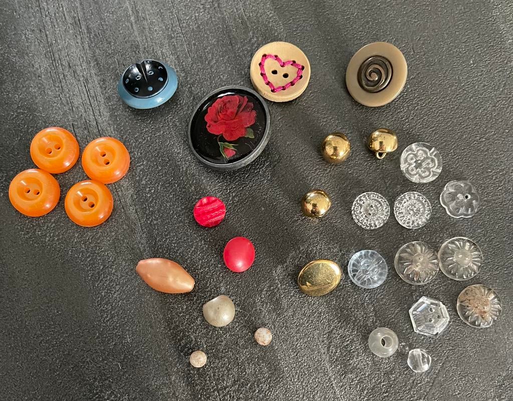 Knopen zo’n 1000. Van hele oude tot nieuwe knopen, Ophalen of Verzenden, Zo goed als nieuw, Knoop of Knopen