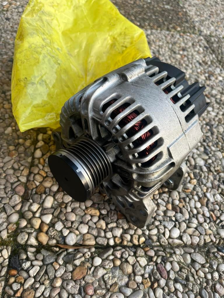 Hella dynamo - Golf 6 / A3 / Octavia / Leon - nieuwstaat, Auto-onderdelen, Ophalen, Seat