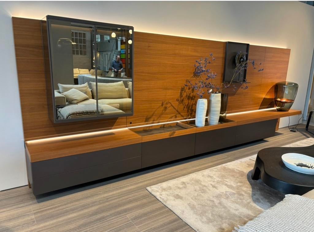 Molteni Grid wandkast 510 walnoot, glas & licht LP € 21.830, Info@micheldethouars.nl, 9723 CA, Nieuw, Ophalen of Verzenden