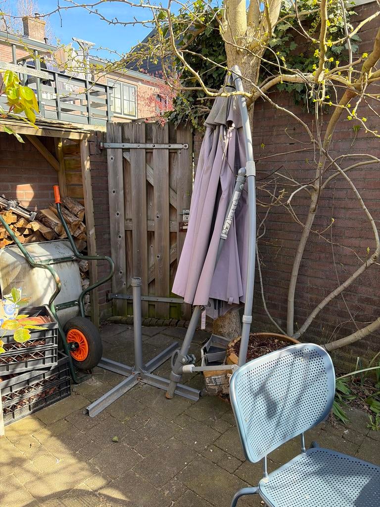 Gratis Grote parasol met voet en 4 grindtegels, Tuin en Terras, Parasols, Gebruikt, Zweefparasol, 2 tot 3 meter, Kantelbaar, Ophalen of Verzenden
